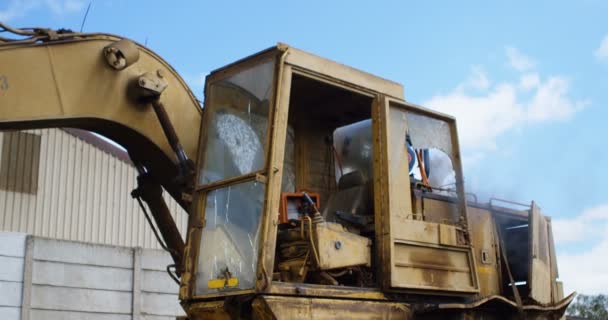 Máquina Excavadora Depósito Chatarra Día Soleado — Vídeos de Stock