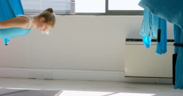 女教练教女人做瑜伽使用吊床在健身室4K — 图库视频影像