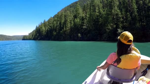 Mujer Relajándose Barco Día Soleado — Vídeo de stock