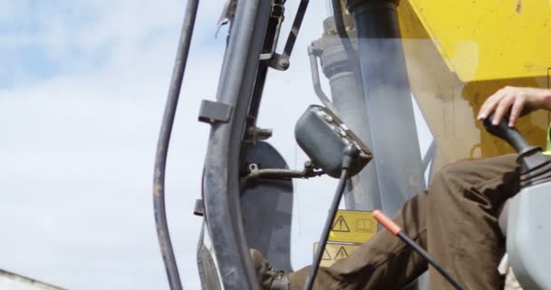Trabajador Masculino Operando Máquina Excavadora Depósito Chatarra — Vídeo de stock