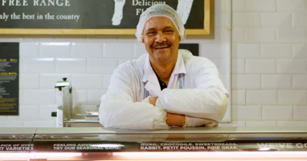 Portret Van Glimlachen Slager Permanent Winkel — Stockvideo