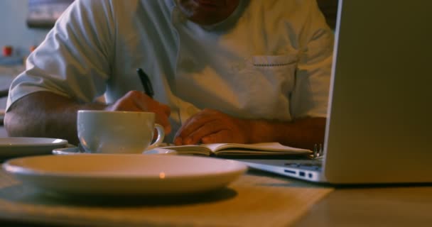 Chef Escrevendo Diário Enquanto Toma Café Hotel — Vídeo de Stock