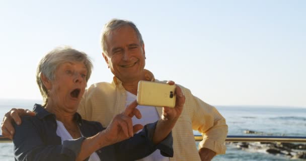 Üst Düzey Çift Alarak Selfie Güneşli Bir Günde Cep Telefonunuzda — Stok video