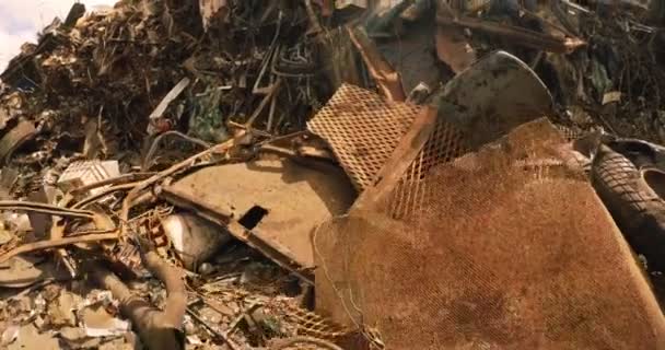 Pedaços Metal Enferrujado Scrapyard Dia Ensolarado — Vídeo de Stock