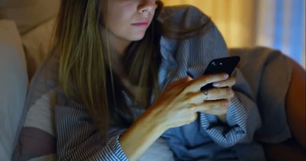 女性の 自宅の寝室での携帯電話の話 — ストック動画
