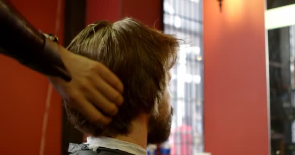 Friseur Trocknet Herrenhaare Mit Haartrockner Beim Friseur — Stockvideo