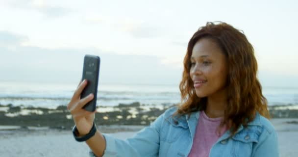 Kvinnan Tar Selfie Med Mobiltelefon Stranden — Stockvideo