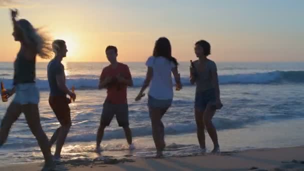 Gruppe Von Freunden Tanzt Strand Bei Sonnenuntergang — Stockvideo