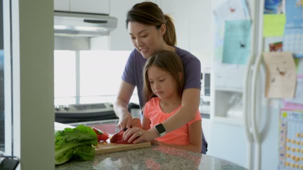 Madre Enseñando Hija Cortar Verduras Cocina Casa — Vídeos de Stock