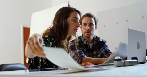 Fotógrafo Discutiendo Sobre Fotos Estudio — Vídeos de Stock