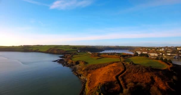 Luftaufnahme Von Landschaft Und Fluss Einem Sonnigen Tag — Stockvideo