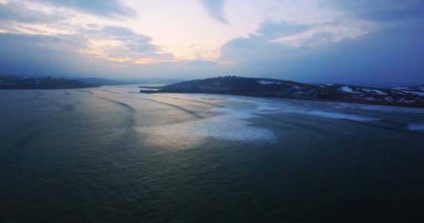 Karlı Manzara Alacakaranlık Denizde Havadan Görünümü — Stok video
