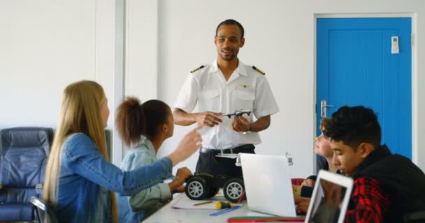 パイロット訓練所 の子供たちにドローンについて訓練を与える — ストック動画