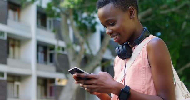 Gelukkige Vrouw Met Behulp Van Mobiele Telefoon Stad Straat — Stockvideo