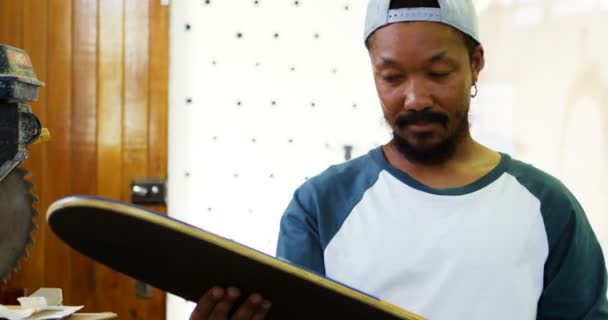 Homem Olhando Para Skate Oficina — Vídeo de Stock