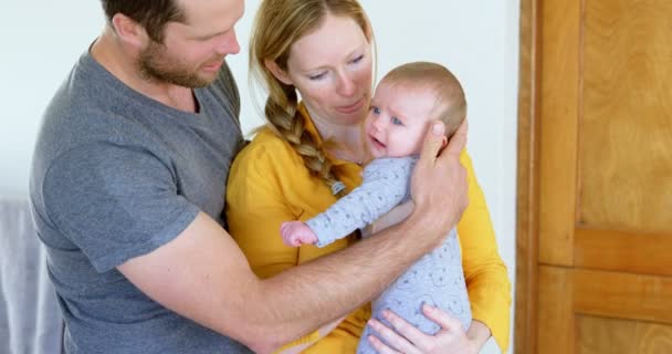 Pais Embalando Seu Bebê Casa — Vídeo de Stock