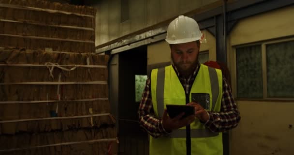 Trabajador Masculino Usando Tableta Digital Almacén — Vídeo de stock