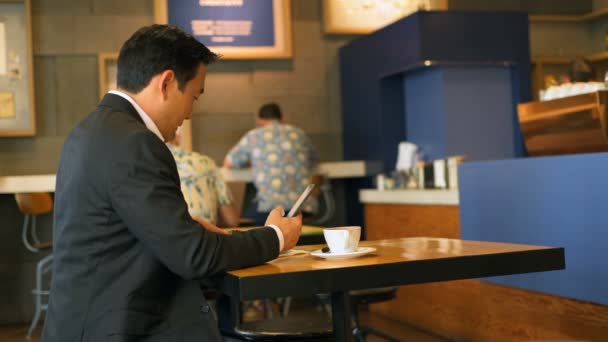 Zakenman Met Voedsel Tijdens Het Gebruik Van Mobiele Telefoon Café — Stockvideo