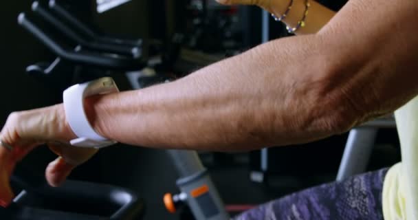 Primer Plano Mujer Mayor Hablando Teléfono Móvil Durante Ejercicio Gimnasio — Vídeos de Stock