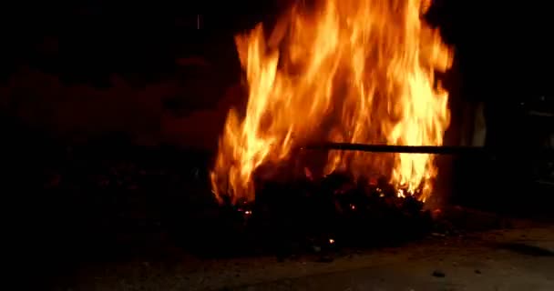 车间火灾中的铁匠加热金属棒 — 图库视频影像