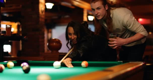 Jovem Casal Jogando Snooker Clube Noturno — Vídeo de Stock