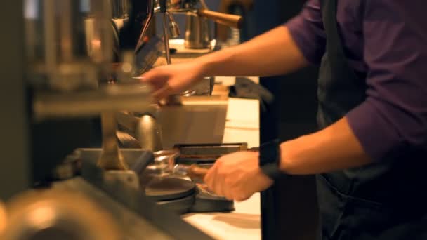 Barista Presst Gemahlenen Kaffee Portafilter Durch Manipulation Zur Kaffeezubereitung Café — Stockvideo