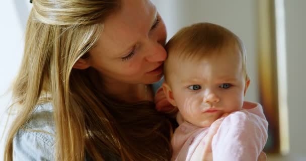 Mamma Leker Med Hennes Baby Hemma — Stockvideo