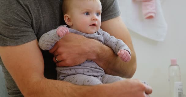 Pappa Håller Sin Baby Hem — Stockvideo