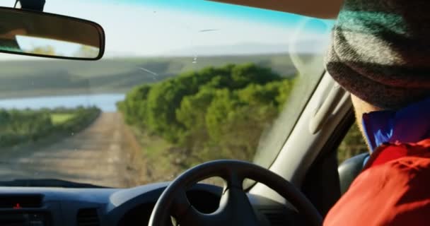 Zbliżenie Człowiek Jazdy Samochodem Okolicy — Wideo stockowe