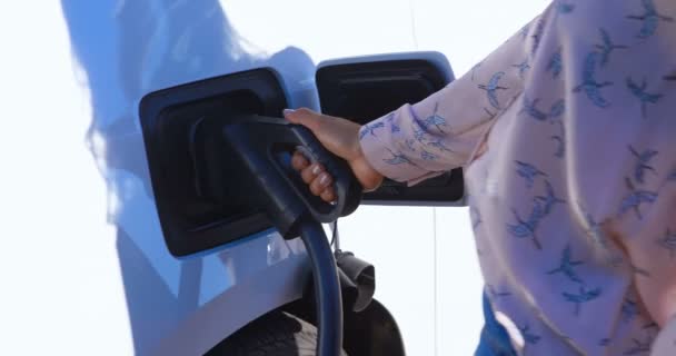 Close Van Vrouw Opladen Elektrische Auto Het Laadstation — Stockvideo