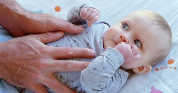 Primer Plano Del Bebé Niño Relajándose Casa — Vídeo de stock