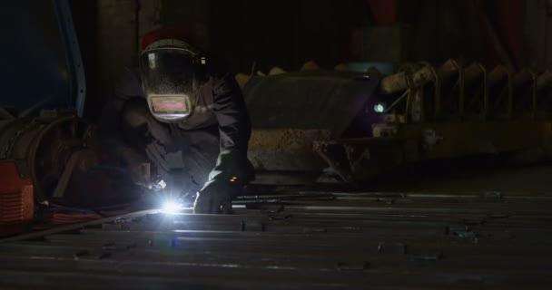 在车间4K 使用焊枪的细心男性工人 — 图库视频影像