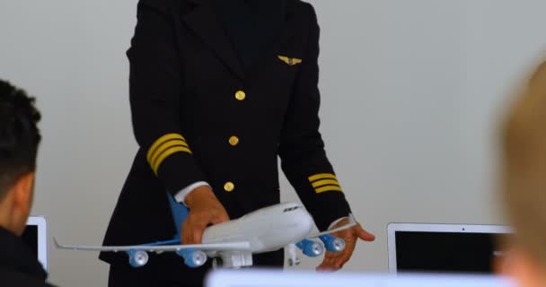Modell Repülőgép Gyerekek Képzési Intézet Női Pilóta — Stock videók