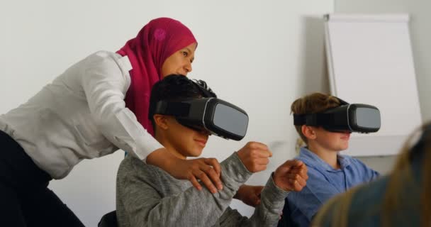 Pilotin Gibt Kindern Ausbildungsinstitut Training Virtual Reality Headset — Stockvideo