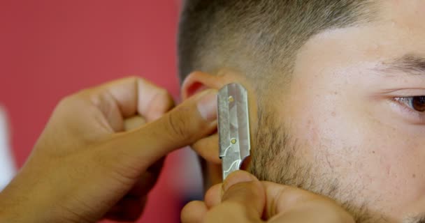 Nahaufnahme Des Friseurs Der Kundenhaare Mit Rasiermesser Schneidet Beim Friseur — Stockvideo