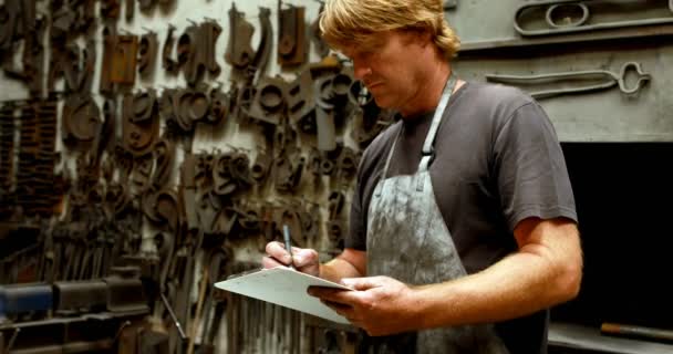 Atenta Escritura Herrero Portapapeles Taller — Vídeo de stock