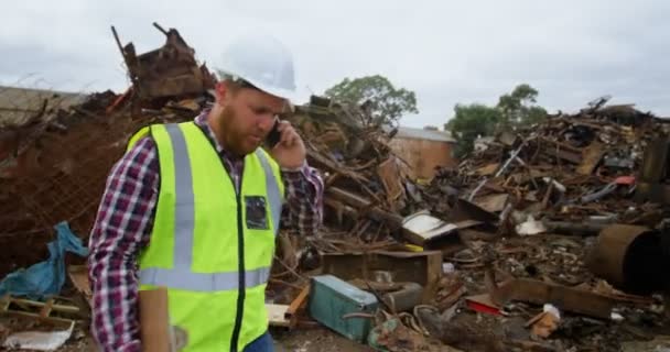 Mannelijke Werknemer Praten Mobiele Telefoon Het Autokerkhof — Stockvideo