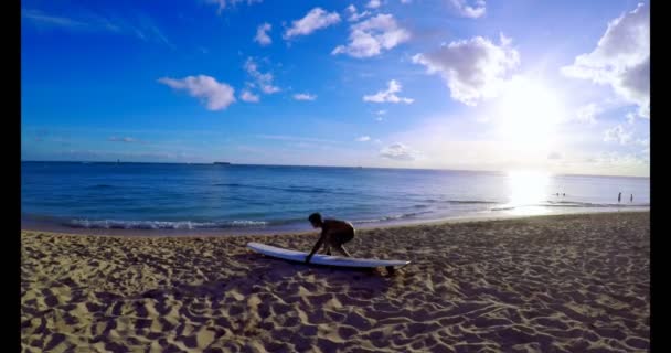 Surfer Mit Surfbrett Surfen Meerwasser Einem Sonnigen Tag — Stockvideo