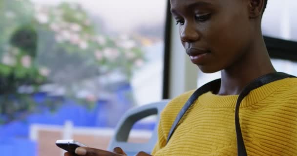 Ung Kvinna Med Mobiltelefon När Reser Buss — Stockvideo