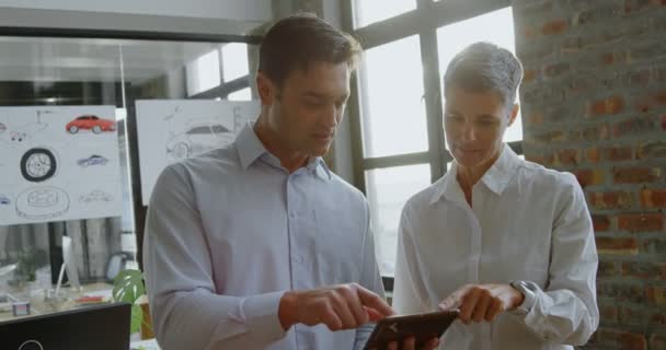 Ejecutivos Oficina Discutiendo Sobre Tableta Digital Oficina — Vídeos de Stock