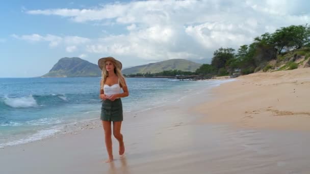 Bella Donna Piedi Sulla Spiaggia — Video Stock