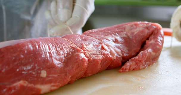 Primo Piano Della Carne Macellaio Legata Con Filo Negozio — Video Stock