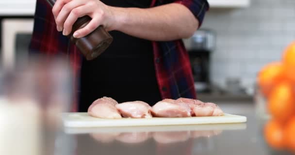 Mitten Delen Kvinna Bevattning Svartpeppar Kött Hem — Stockvideo