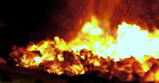 车间火灾中的铁匠加热金属棒 — 图库视频影像