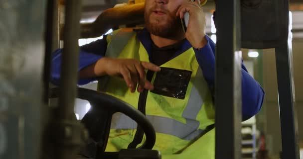 Travailleur Masculin Parlant Sur Téléphone Portable Dans Entrepôt — Video