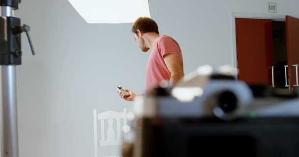 Fotógrafo Masculino Sosteniendo Grabadora Voz Estudio Fotográfico — Vídeos de Stock