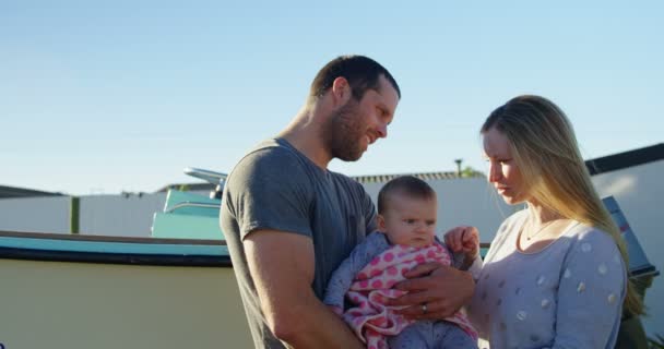 Ouders Houden Baby Achtertuin Een Zonnige Dag — Stockvideo