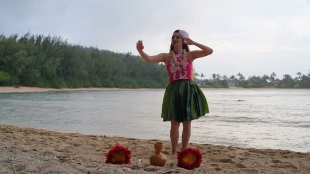 Hawaii-Hula-Tänzerin im Kostüm tanzt auf Insel 4k