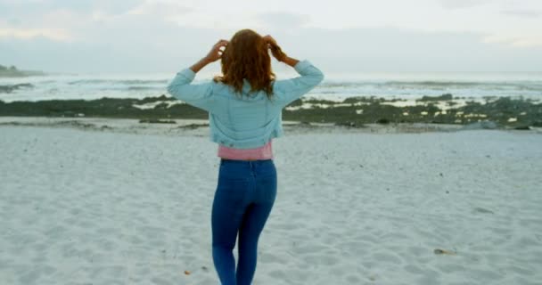 Οπίσθια Όψη Της Γυναίκα Που Περπατά Στην Παραλία Στο Σούρουπο — Αρχείο Βίντεο