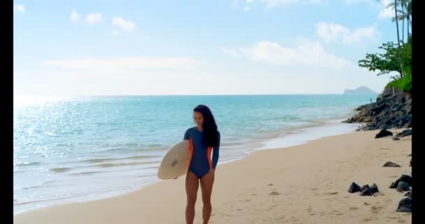 Vrouwelijke Surfer Wandelen Met Surfboard Het Strand — Stockvideo